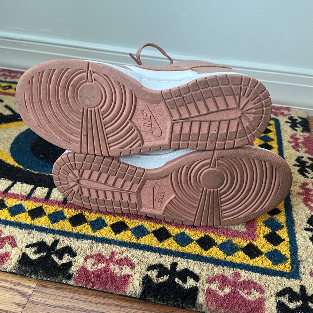 Nike Low Dunks - Picture 6 of 7